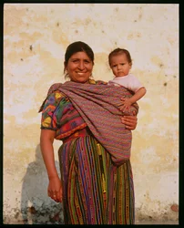 Mère et enfant indiens de face
